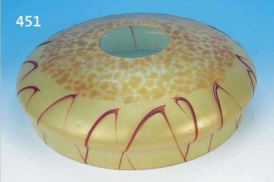 GROßER LAMPENSCHIRM, LöTZ, UM 1900, HELLGRüNES GLAS, D. 44 CM, ORANGEFARBENE EINWALZUNGEN, ROTER ...