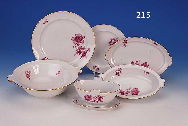GROßES SPEISESERVICE, MEISSEN, 60ER JAHRE, 2. WAHL, PORZELLAN, PURPURFARBENE BLUMENBEMA- LUNG, GOLDRAND, 45 TEILE, 12 FLACHE, 12 TIEFE TELLER, 12 ...