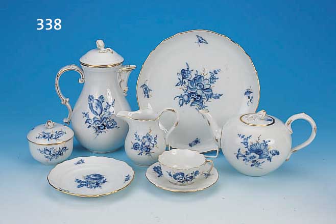 KAFFEESERVICE, MEISSEN, 50ER JAHRE, PORZEL- LAN, BLAUE BLUMEN MIT INSEKTEN, GOLDGRäSERN UND GOLDRAND, INSGES. 17-TEILE, BEST. AUS: 6 GEDECKEN, ...