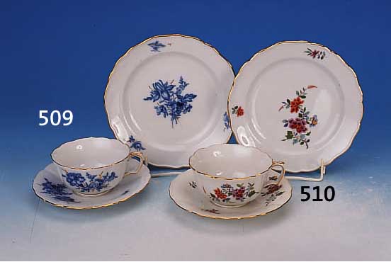 6 GEDECKE, MEISSEN, 60ER JAHRE, PORZELLAN, ZWEI DESSERTTELLER 2. WAHL, IND. BLUMENMALEREI, GOLDRAND