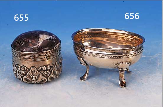 DECKELDOSE, ENGLAND, UM 1900, SILBER, H. 4 CM D. 5 CM, FLORAL VERZIERT, VERBEULT, DECKEL MIT SüDFRANZ. MARMOR BESETZT