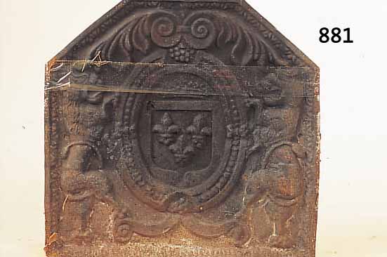OFENPLATTE, NACH ALTEM VORBILD, GUßEISEN, MITTIG WAPPEN VON ZWEI STEHENDEN LöWEN EINGE- FASST, KORRODIERT, CA. 45 X 46 CM