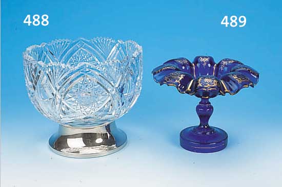 FUßSCHALE, BöHMEN, UM 1870, BLAUES GLAS, GOLDMALEREI, H. 16 CM, D. 20 CM, MIN. MEIST AN DER UNTERSEITE BEST., LEICHT ...