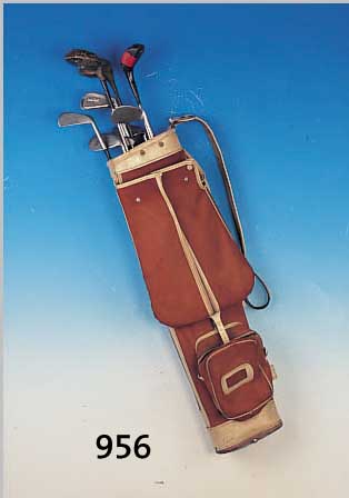 GOLFBAG MIT 9 SCHLäGERN, ENGLAND, TASCHE LEICHT BESCH., DREI DRIVER UND VERSCH. EISEN, ALTERSSCHäDEN, Z.T. KORRODIERT