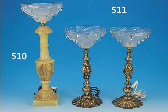 PAAR TISCHLAMPEN, FRANKREICH, UM 1930, MESSINGGUßFUß IM ROKOKOSTIL, SCHIRME SIGN. EZAN, FARBLOSES TEILMATTIERTES GLAS, ELEKTR. NICHT ...
