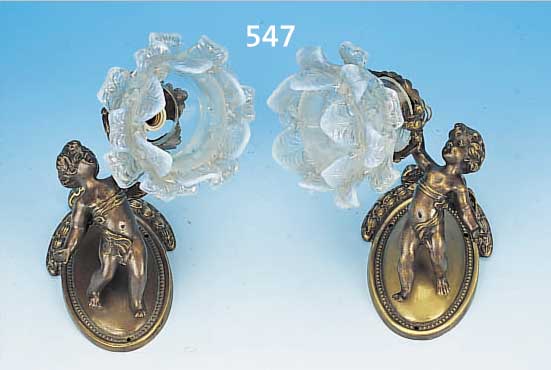 PAAR WANDLAMPEN, FRANKREICH, 20ER/30ER JAHRE, MESSINGGUßMONTUREN MIT VOLLPLASTISCHEN PUTTI, SCHIRM FARBLOSES GLAS MIT OPALINEN ...