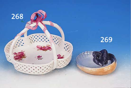 ANBIETSCHALE, KPM BERLIN, UM 1912, PORZELLAN, RAND IN DURCHBRUCHARBEIT, INNEN ROSA ROSENMALEREI, H. CA. 22 CM, D. CA. 27 CM