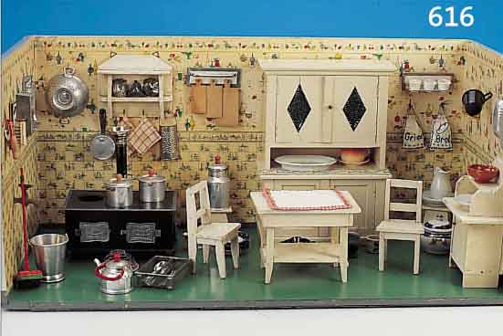PUPPENKüCHE, DEUTSCH, UM 1900 BIS CA. 1925, REICHE EINRICHTUNG: MIT METALLHERD, BUFFET, ANRICHTE, TISCH UND STüHLEN, REICHHALTIGES ZUBEHöR ...