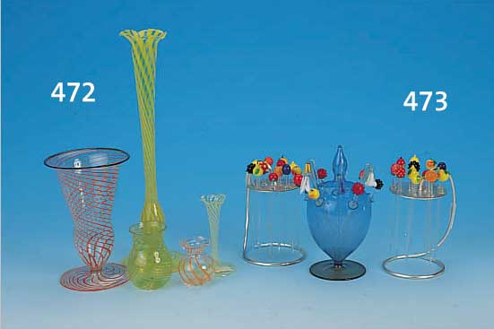 DREI STäNDER MIT COCKTAILSPIESSEN, LAUSCHA, 30ER JAHRE, ENDEN BUNTES GLAS IN FORM VON FRüCHTEN, ZWEI SPIESSE BESCH., H. CA. 10,5 BIS 12 CM