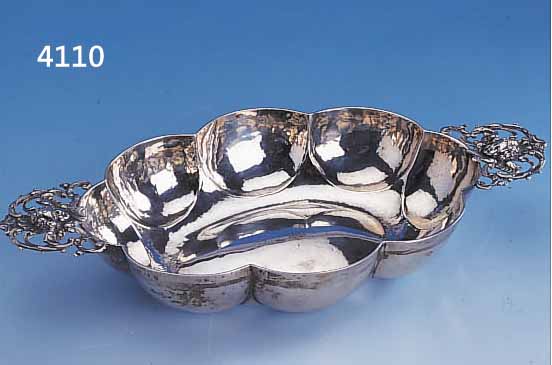 ANBIETSCHALE, DEUTSCH, DATIERT 1914, 800ER SILBER, REINE TREIBARBEIT MIT HAMMER- SCHLAGDEKOR, HENKEL MIT PUTTENKöPFEN UND ROCAILLEN, ...