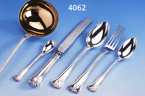 79TEILIGES BESTECK, PFORZHEIM UM 1890, 750ER BZW. 12LöTIGES SILBER, REINER BAROCKSTILHERVORR. QUALITäT, SCHöNE VERARBEITUNG MIT BEIDS. ...