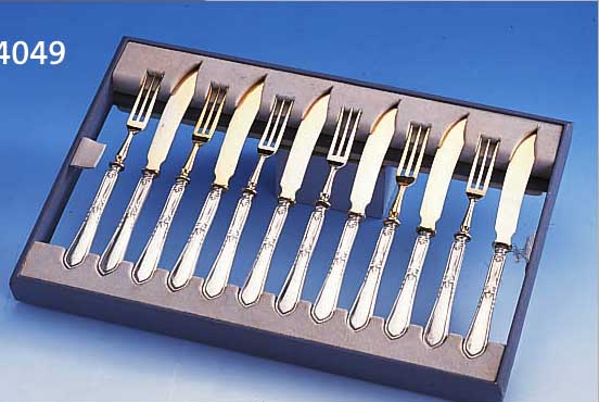 12TEILIGES OBSTBESTECK, UM 1900, FIRMA MEYEN, HOFJUWELIER, BERLIN, 800ER SILBERGRIFFE GEFüLLT, GEBRAUCHSTEILE METALL VERGOL- DET, DARST. ...