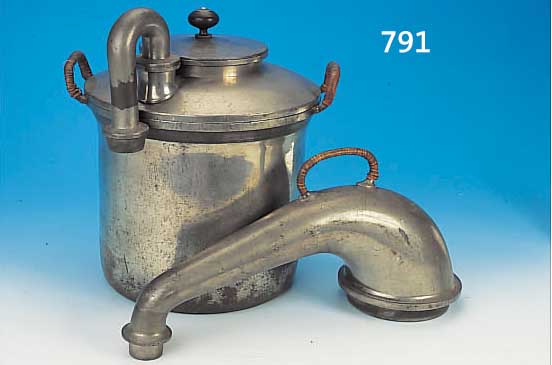 DESTILLIERGERäT, SüDDEUTSCH, UM 1860-70, ZINN, MIT SIEBEINSATZ UND ZWEI RöHRENAUF- SäTZEN, STäRKERE GEBRAUCHSSPUREN, H. CA. 38 CM