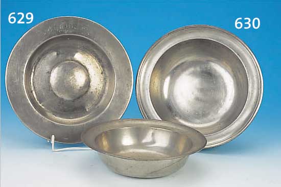 BREITRANDTELLER, SüDDEUTSCH, UM 1720-30, ZINN, AUF DEM RAND GRAVIERT: G H M R MIT ROCAILLEN, D. CA.23,5 CM, GEBRAUCHSSPUREN, LEICHT ...