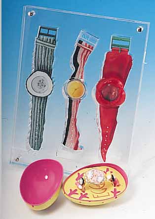 SET: 3 SWATCH UHREN "ONE MORE TIME" BY ALFRED HOFKUNST, GU(H)RKE, BONJU(H)R UND VERDU(H)RA, IM PLEXIGLASSTANDRAHMEN, QUARTZ- ...