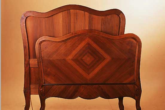 BETTENPAAR, FRANKREICH, UM 1870/80, NUßBAUMFURNIER,GESPIEGELT, L. ALTERSPUREN, JE CA. 123 X 202 X 112 CM