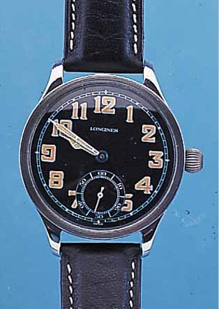 LONGINES HERRENARMBANDUHR MILITARY, SCHWEIZ UM 1922, IN EDELST., GEH.-EINBAU SPäTER, BLATT PERF. REST., BRüCKENANKERW., HANDAUFZUG-KAL. ...
