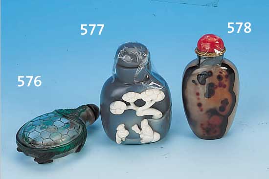 SNUFFBOTTLE, CHINA, 20. JH., ACHAT, GESCHNITTENER DEKOR, DARST. EINES ALTEN MANNESU. EINES KINDES UNTER BAUM, H. 7 CM