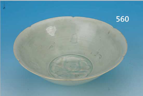 SCHALE, CHINA, SONG-DYNASTIE, 960-1279 N.CHR., PORZELLANäHNL. HELLER SCHERBEN, HELLGRüNE SELADONGLASUR, BAUCHIGE WANDUNG MIT SECHSFACH GELAPPTEM ...