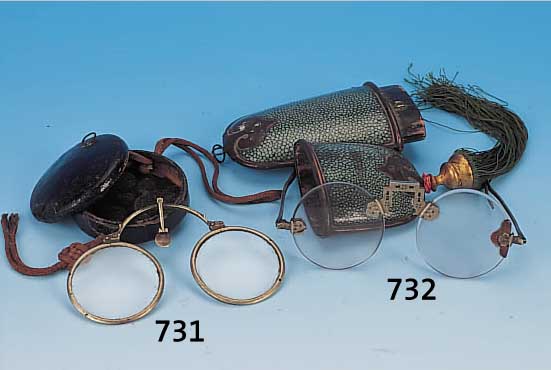 BRILLE, CHINA, UM 1800/20, GLAS, METALLMON- TUR, KLAPPBüGEL, ROCHENHAUTETUI MIT METALLVER-ZIERUNG U. QUASTE