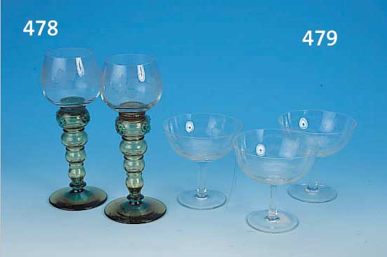 11 SEKTSCHALEN, DEUTSCH, 30ER JAHRE, FARBLOSES GLAS, GESCHLIFFEN MIT ROCAILLEN UND STIL. WILDDARSTELLUNGEN, H. JE CA. 10 CM