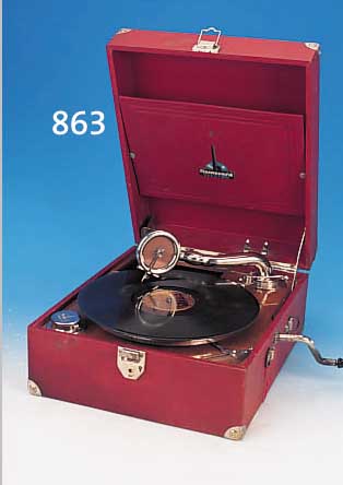 KOFFERGRAMMOPHON, HOMOCORD ELECTRO, UM 1930, FUNKTIONSFäHIG, GUTER ZUSTAND, IN ROTEM ORI- GINAL-LEDERKOFFER, DAZU VIER BRUNSWICK-SCHALL-PLATTEN: ...