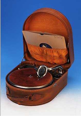TELEFUNKEN, LIDO, REISEGRAMMOPHON, 20/30ER J., HELLBRAUNER LEDERKOFFER, MIT ORIGINAL- SCHALLDOSE U. BAKELIT-NADELDOSE MIT ERSATZ- NADELN, ...