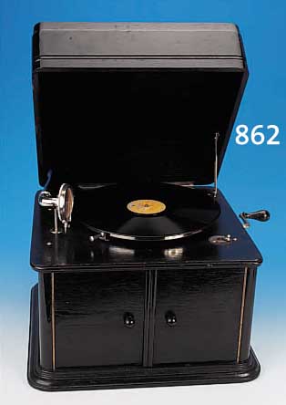 TISCHGRAMMOPHON, EDELTON, FA. LEO HEINRICH, BERLIN, HOLZGEHäUSE, MAßE CA. 37X41X41CM, DAZU ALBUM MIT 12 KLASSIK-SCHALLPLATTEN DER DT. ...