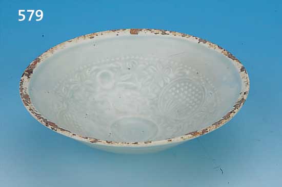 KUMME, CHINA, SONG-DYNASTIE, 960-1279 N. CHR., PORZELLANäHLICHER, HELLER SCHERBEN MIT GRüNLICHER-ZARTBLAUER SELADONGLASUR, GLASUR- FREIER ...
