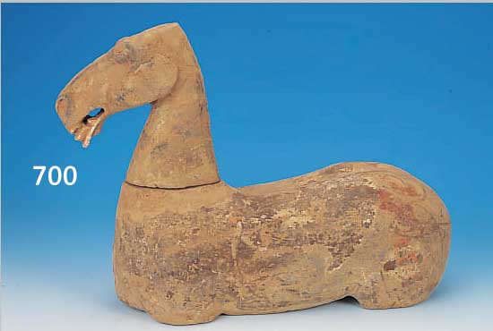 PFERDESKULPTUR, CHINA, HAN-DYNASTIE, 206 V. -220 N. CHR., TERRAKOTTA, GROßER KöRPER MIT RESTEN EHEM. SCHWARZER, ROTER U. WEIßER KALT- BEMALUNG, ...