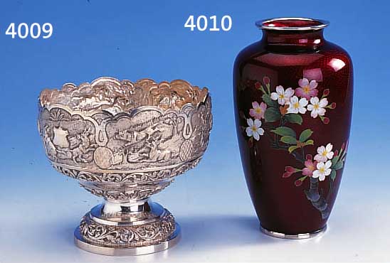 VASE MIT CLOISSONEE-EMAIL, JAPAN UM 1930, KORPUS METALL, AUFGELEGTE SILBERFOLIE, TECHNIKBASSE-TAILLE, GRUND GUILL. UND MIT BAMBUS- ...
