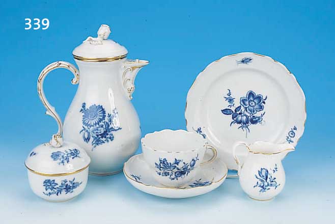 KONVOLUT AUS MEISSENER PORZELLAN, UM 1880 UND SPäTER, MEIST 2. WAHL, UNTERSCHIEDLICHE BLAUE FLORALE MALEREI UNTER DER GLASUR, Z. T. MIT ...
