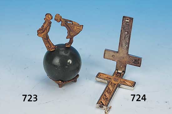 PILGERKREUZ, UM 1900, MESSING VERSILBERT, H. 8 CM, AUFKLAPPBAR, INNEN MIT VERSCH. RELIQUIEN, L. BERIEBEN