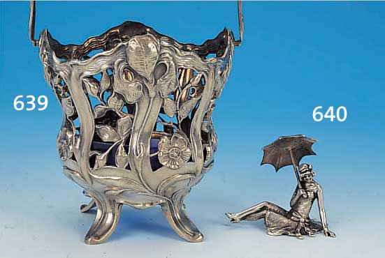 ANBIETSCHäLCHEN IN FORM EINES KöRBCHEN, DT., UM 1900, RELIEFIERTER BLUMENDEKOR IN DURCH- BRUCHARBEIT, SILBER, BLAUER GLASEINSATZ, H. 22 CM, ...