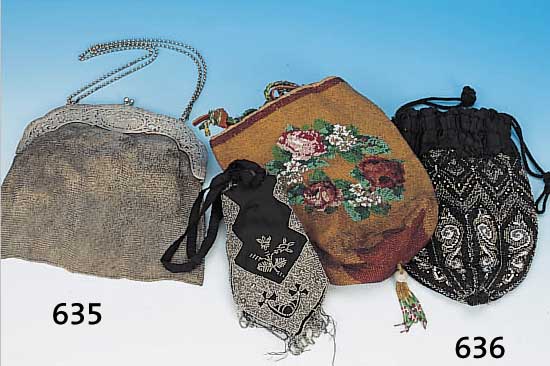 KONVOLUT AUS DREI ABENDTäSCHCHEN, DEUTSCH, 19. JH., STOFF, REICHE FEINE PERLENSTICKE- REI: 2 X SCHWARZER STOFF MIT SILBERFARB./BZW. WEIßER ...