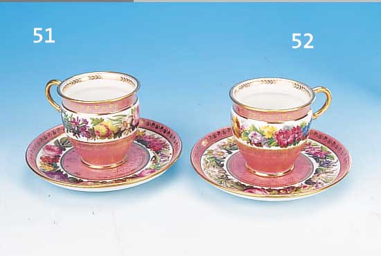TASSE MIT UNTERTASSE, SEVRES, UM 1830, POR- ZELLAN, PARTIELL ROSAGRUNDIG GLASIERT, BUNTE BLUMENMALEREI IN GIRLANDENFORM, REICHE GOLD- STAFFAGE ...