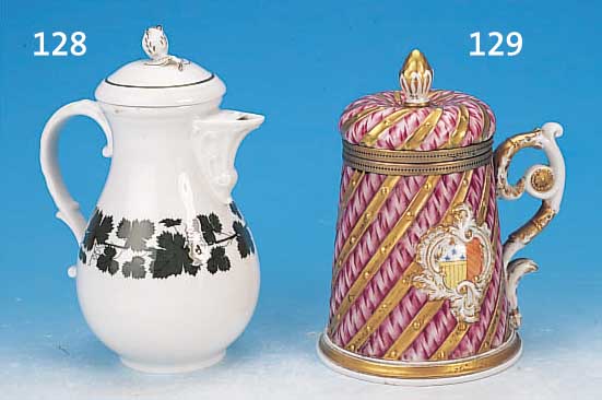 BIERKRUG, FRANKREICH, UM 1830-40, PORZELLAN,PURPURFARBEN BEMALT MIT GOLDBäNDERN, ZWEI RELIEFIERTE KARTUSCHEN MIT BUNTER WAPPEN- MALEREI, ...