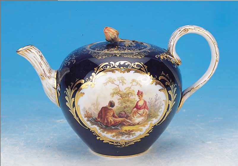 TEEKANNE, MEISSEN, UM 1870-80, 1. WAHL, PORZELLAN, KOBALTBLAU GLASIERT, REICHE GOLD- STAFFAGE, IN ZWEI GOLDGERAHMTEN KARTUSCHEN FEINE BUNTE ...