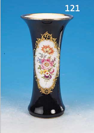 VASE, MEISSEN, UM 1880, 1. WAHL, PORZELLAN, KOBALTBLAU GLASIERT, IN GOLDGERAHM-TER KARTUSCHE FEINE BUNTE BLUMENBOUQUETMALE- REI, ...