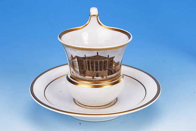 ANSICHTSTASSE MIT UNTERTASSE, KPM BERLIN, 1844-49, PORZELLAN, IN KARTUSCHE FEINE BUNTEMALEREI DES KGL. OPERNHAUSES, GOLDRäNDER, H. CA. 9,5 CM
