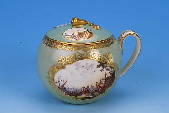 ZUCKERDOSE M. HENKEL, MEISSEN, UM 1840-50, PORZELLAN, HELLGRüNER FOND, IN ZWEI GROßEN U. ZWEI KLEINEN KARTUSCHEN SEHR FEINE BUNTE BEMA-LUNG, ...