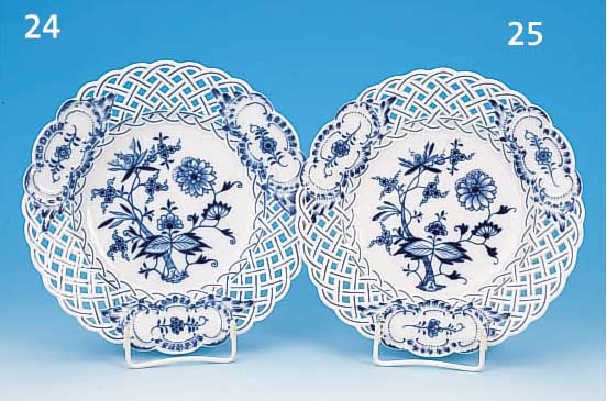 ZIERTELLER, MEISSEN, UM 1890, 1. WAHL, PORZELLAN, BLAUES ZWIEBELMUSTER, RAND IN DURCHBRUCHARBEIT, D. CA. 20,5 CM