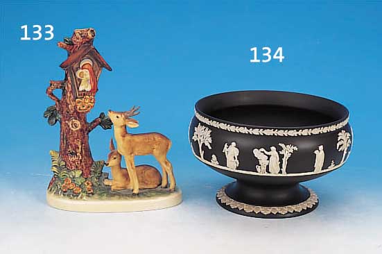 ZIERSCHALE, WEDGWOOD, 20. JH., SCHWARZ EINGEFäRBTES BISKUITPORZELLAN MIT AUFGELEGTEM WEIßEM RELIEF VON ANTIKEN FIGUREN, H. CA. 13 CM, D. ...