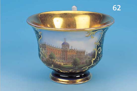 TASSE, KPM, UM 1847, PORZELLAN, KOBALTBLAUERFOND, IN GROßER KARTUSCHE DARSTELLUNG VON DRESDEN, FüNF KL. KARTUSCHEN MIT BUNTEN BLU- ...