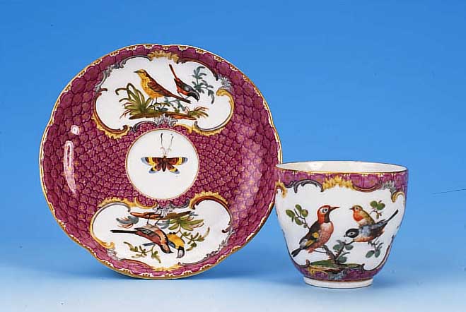 TASSE MIT UNTERTASSE, MEISSEN, UM 1735-40, PORZELLAN, PURPURFARBENER SCHUPPENDEKOR, IN INSGESAMT DREI KARTUSCHEN FEINE BUNTE MALEREI VON VERSCH. ...