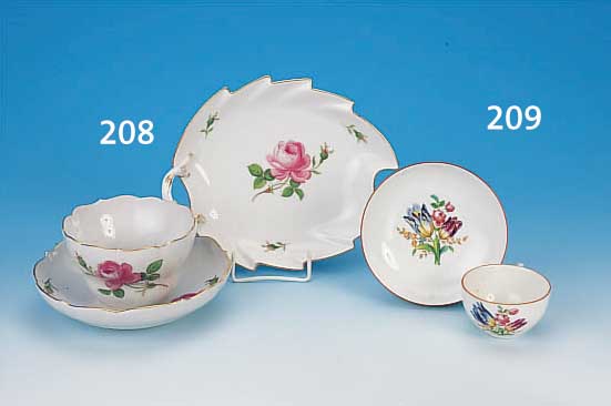 TASSE MIT UNTERTASSE, MEISSEN, MARCOLINI, UM 1770, PORZELLAN, BUNT BEMALT MIT BLUMENBOU- QUET, BRAUNE RäNDER, H. CA. 4 CM