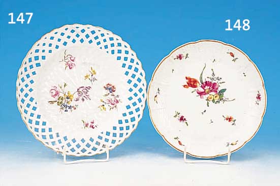 ZIERTELLER, LUDWIGSBURG, UM 1765, PORZELLAN, KORBARTIG RELIEFIERTER RAND, MITTIGBUNTE BLUMENMALEREI, GOLDRAND, D. CA. 20,5 CM