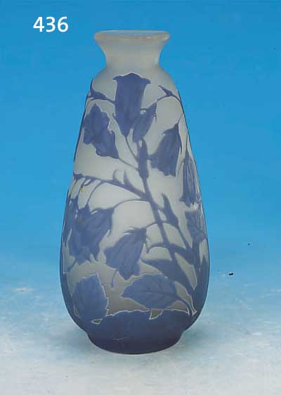 VASE, GALLé, UM 1925-30, SIGN., FARBL. GLAS, BLAUER AUßENüBERFANG, GESCHNITTEN, GESCHLIFFEN U. GEäTZT, GLOCKENBLUMENDEKOR, H. 16,5 CM