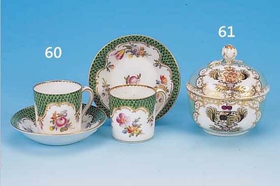 DECKELDOSE, MEISSEN, UM 1860, 2. WAHL, PORZELLAN, TüRKISGRUNDIG, IN DREI GOLDGERAHM- TEN KARTUSCHEN VERSCH. BUNTE WAPPENMALEREIEN, H. CA. 8,5 ...