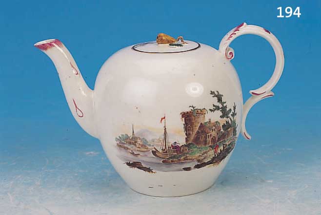 TEEKANNE, HöCHST, 1766, PORZELLAN, FEIN BUNT BEMALT MIT LANDSCHAFT, GEBäUDEN UND FISCHERN, H. CA. 11 CM, SAMMELWüRDIG